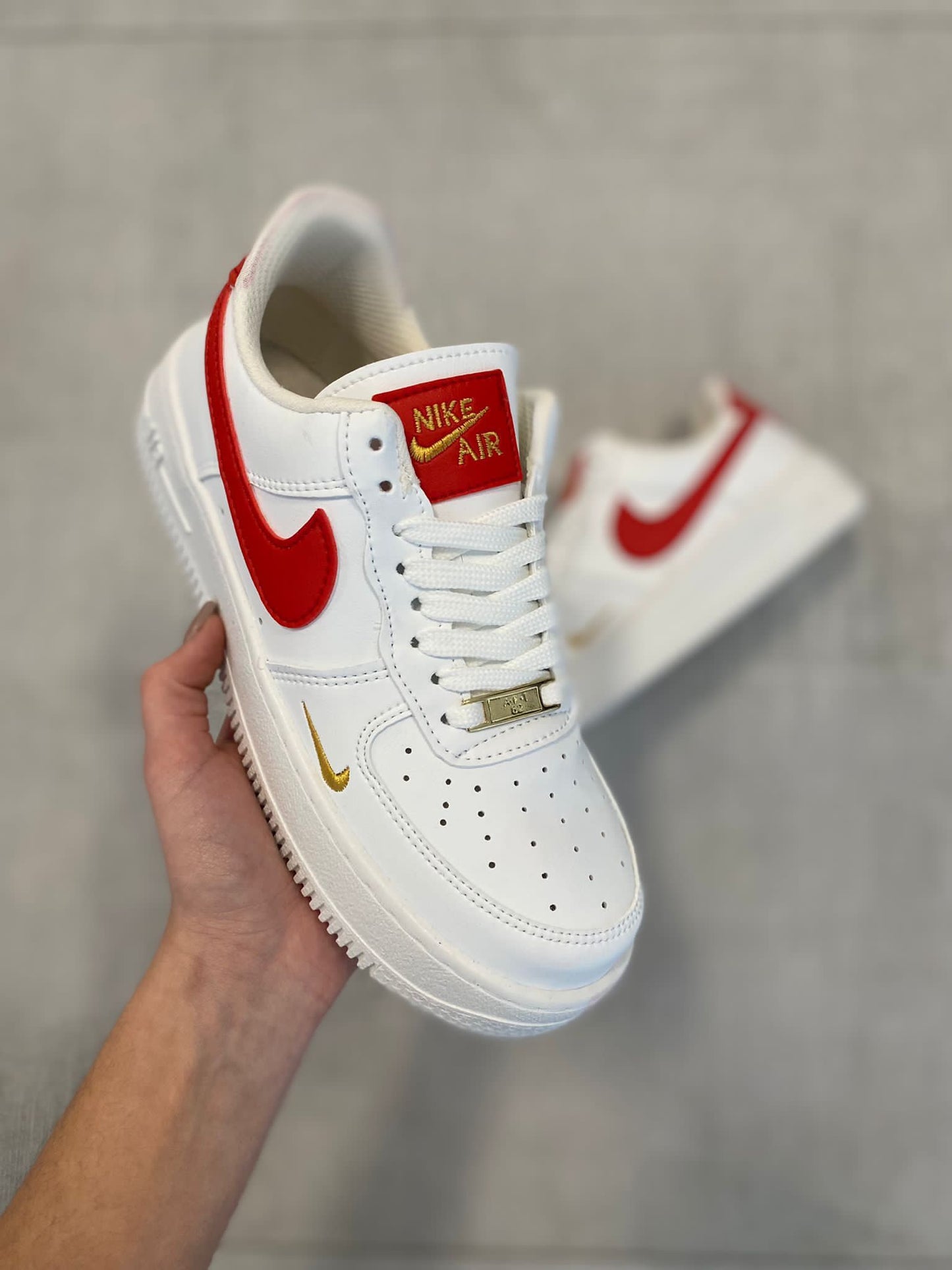 Nike Air Force 1 Blancas Con Logo Rojo