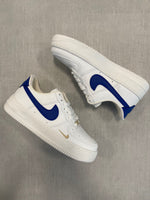 Nike Airforce blancas con el logo Azul