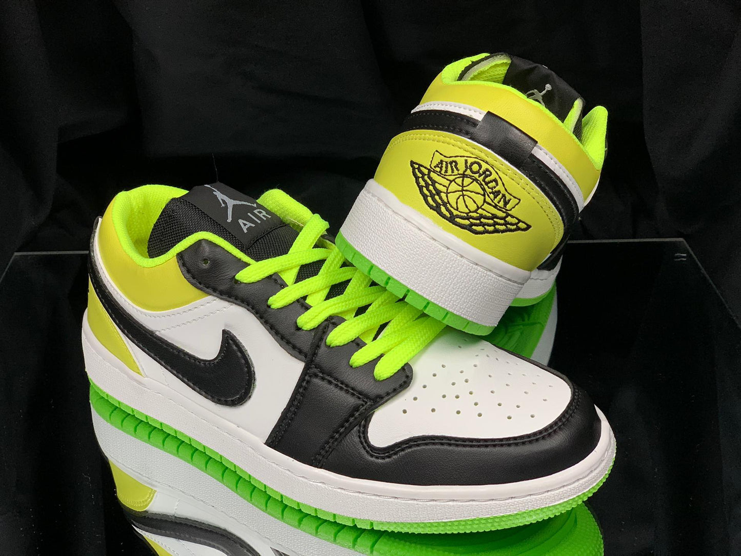 NIKE AIR JORDAN 1 BAJAS VERDES Y BLANCAS